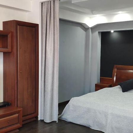 Apartment On Nazarbayeva 77 Almaty Ngoại thất bức ảnh